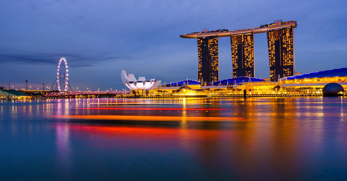 Captivating cityscape of Singapore's Marina Bay at twilight with iconic landmarks.